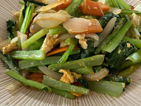 茹でた小松菜と野菜の炒め物。